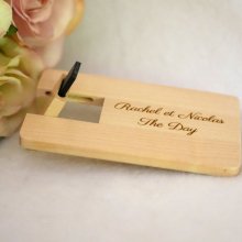 USB-sleutel gegraveerde kaart van esdoornhout om te personaliseren