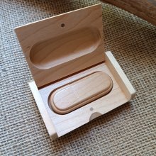 32 GB 2.0 gegraveerde USB-stick in esdoornhouten behuizing
