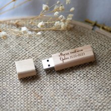 Kleine gegraveerde houten USB-sleutel om te personaliseren