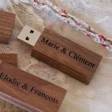 Kleine gegraveerde walnoothouten USB-sleutel om te personaliseren