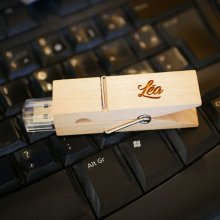 Gegraveerde houten USB-sleutel om te personaliseren