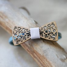 Lederen armband met miniatuur opengewerkt houten strikje, personaliseerbaar
