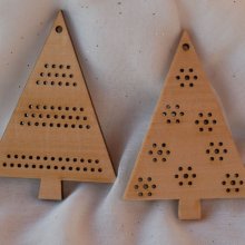 Duo van houten kerstbomen om zelf te borduren 