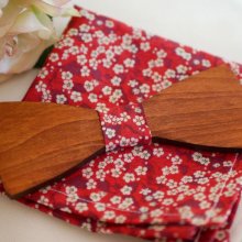 Houten vlinderdas en pakzak in rood Liberty 