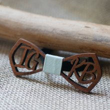 Houten vlinderdasje van Le Rablé met dubbele gepersonaliseerde initialen