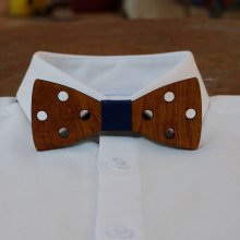 Gegraveerd houten strikje met gaatjes om te personaliseren