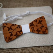 Houten vlinderdas gegraveerd met grote bloemen 