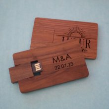 Walnoothouten kaart met 32 GB USB-sleutel, te personaliseren door gravure